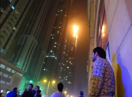 迪拜火災(zāi)：迪拜79層住宅瑪麗娜火炬大廈發(fā)生火災(zāi)
