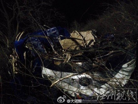 大巴墜崖時(shí)車上載有33人