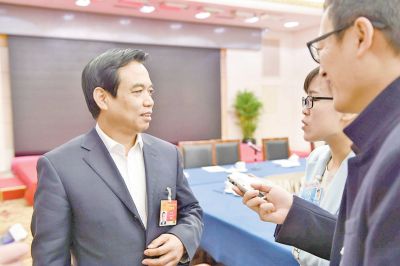 任沁新在會議間隙接受記者采訪
