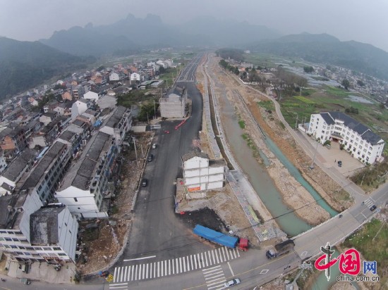 永嘉釘子戶：溫州市永嘉縣溪南村41省道上的釘子戶