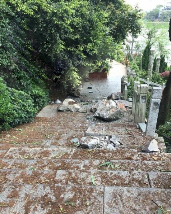 桂林木龍湖景區(qū)滾石擊中游客事故現(xiàn)場