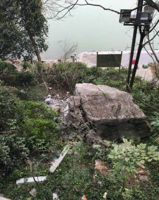 桂林木龍湖景區(qū)滾石擊中游客事故現(xiàn)場