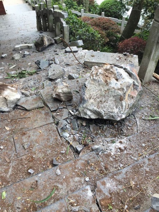 桂林木龍湖景區(qū)滾石擊中游客事故現(xiàn)場