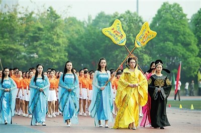 運動會開幕式玩穿越