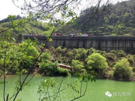 臺(tái)金高速一客車墜崖