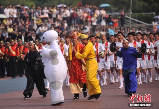 運動會開幕式玩穿越