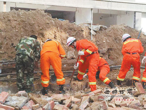 蘭州大風(fēng)吹倒圍墻壓死1人壓傷8人