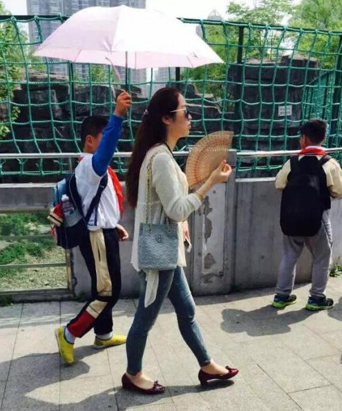 最霸氣女教師出游讓學(xué)生打傘