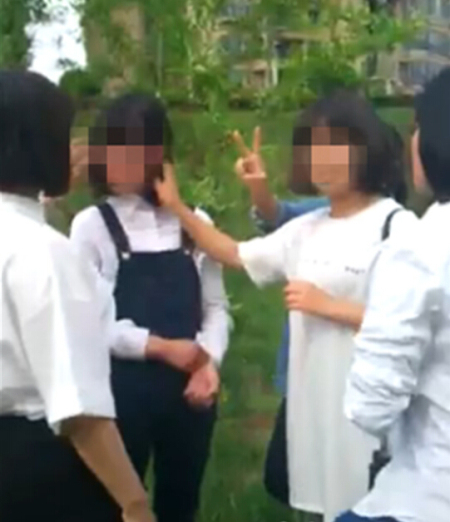 女生河邊群毆女同學