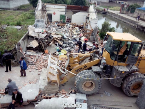 女婿開鏟車鏟平岳父家