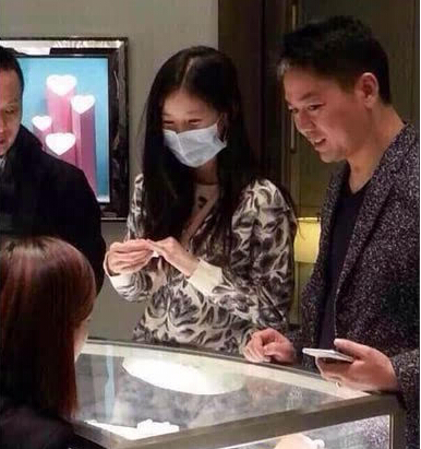 曝劉強東奶茶拍婚紗