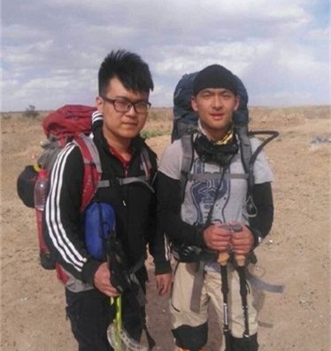 兩名大學生穿越沙漠