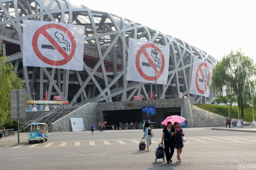 北京最嚴(yán)控?zé)熈罴磳?shí)施 鳥巢上掛巨幅禁煙標(biāo)志