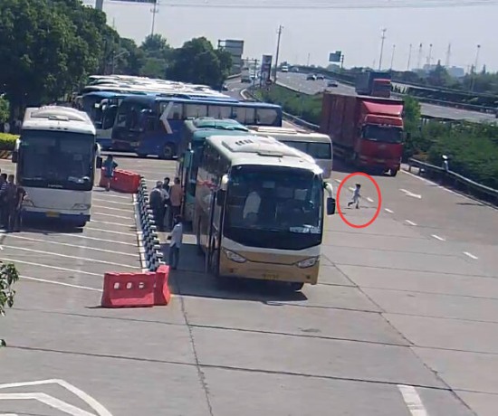 滬昆高速公路服務(wù)區(qū)車禍
