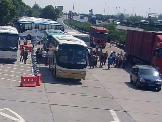 滬昆高速公路服務(wù)區(qū)車禍