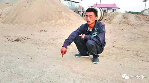 父親指認(rèn)女童被校車碾壓2次現(xiàn)場(chǎng)