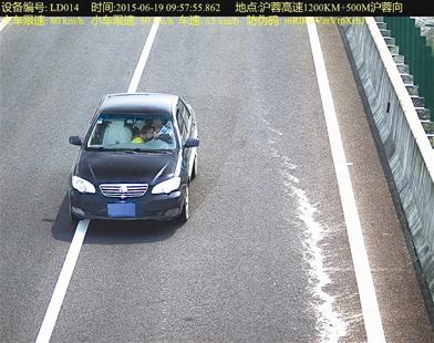 摟著美女開車