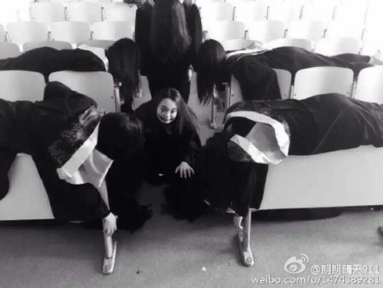 女鬼畢業照