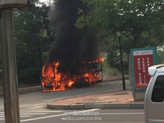 山東泰安醫(yī)學(xué)院校園游覽車起火