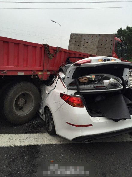 南京一轎車遭削頂