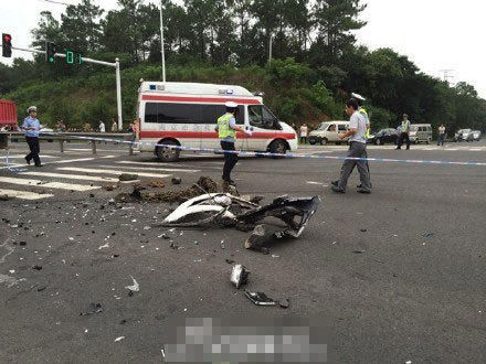 南京一轎車遭削頂