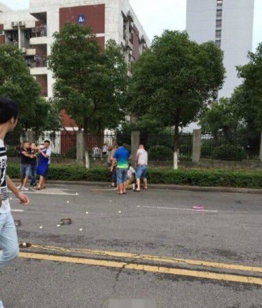男子當街毆打攤主