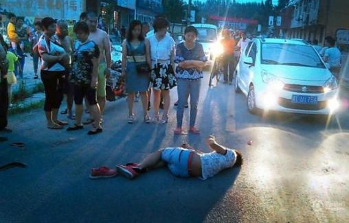 小伙車(chē)禍倒地?zé)o人理