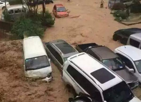 巫溪暴雨引發(fā)山洪