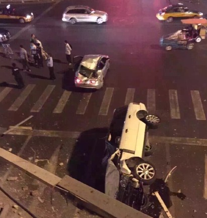 路虎沖下國貿橋
