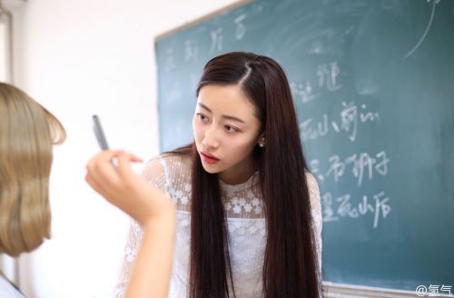 大連女老師走紅網(wǎng)絡