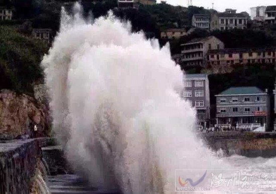 超強臺風燦鴻登陸前洞頭浪高十幾米