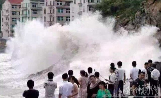 超強臺風燦鴻登陸前洞頭浪高十幾米