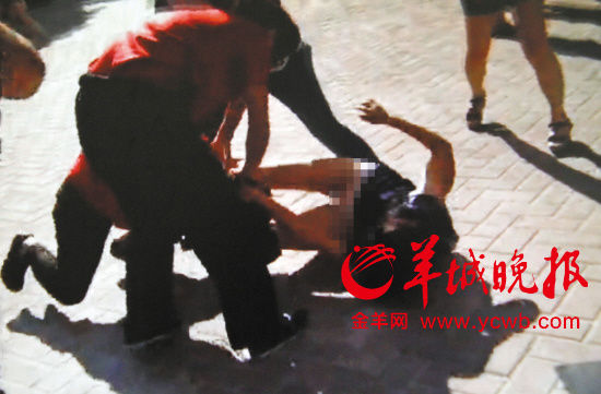 女業(yè)主被當(dāng)眾扒褲