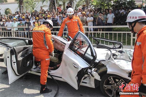8月8日深圳一貨車側(cè)翻將轎車壓扁
