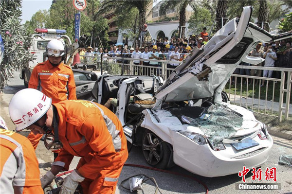 轎車前座的兩人當(dāng)場被壓死了