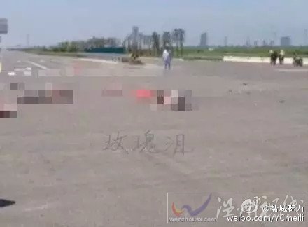 車內(nèi)多人被直接甩出車外