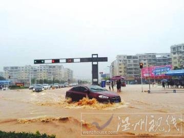 南充暴雨致市區出現嚴重內澇