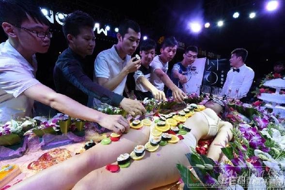 酒吧上演人體壽司