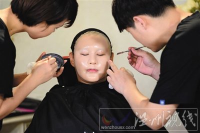 沈春陽(yáng)在進(jìn)行特效化妝