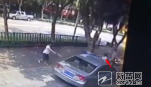 指揮倒車被碾壓