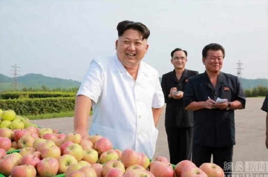 金正恩視察農場喜笑顏開