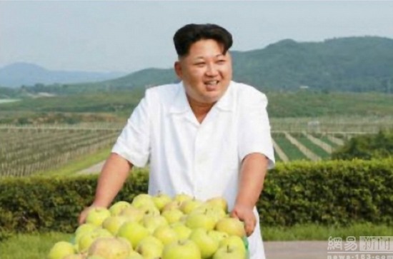 金正恩視察農場喜笑顏開
