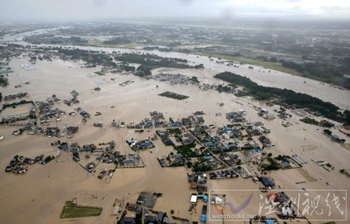 日本境內(nèi)兩條大河決堤致洪水泛濫