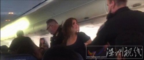 女乘客空中發(fā)瘋被帶走