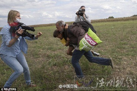 女記者將他們絆倒