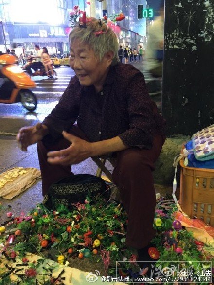 八旬老人街頭賣(mài)發(fā)卡