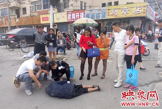 鄭州街頭老人倒地路人拍照后扶起