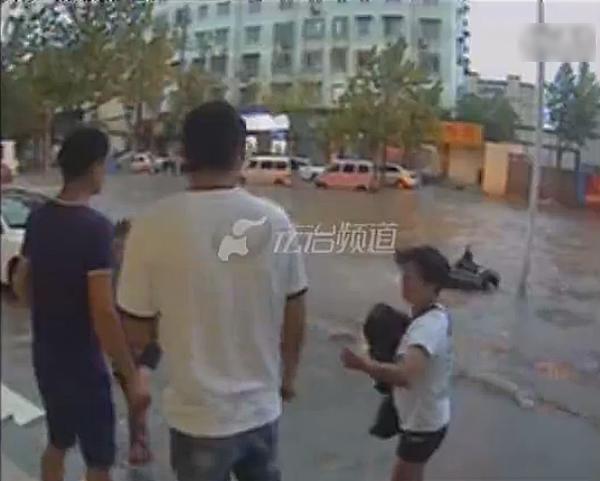 騎車跌倒無人扶 