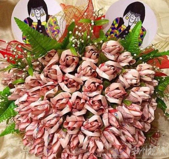 泰國(guó)母子炫富成癮
