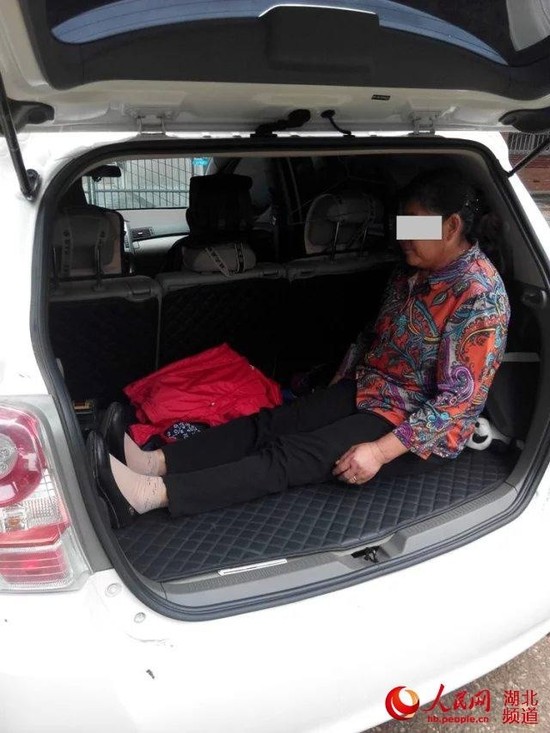 男子讓60歲母親蜷縮后備箱